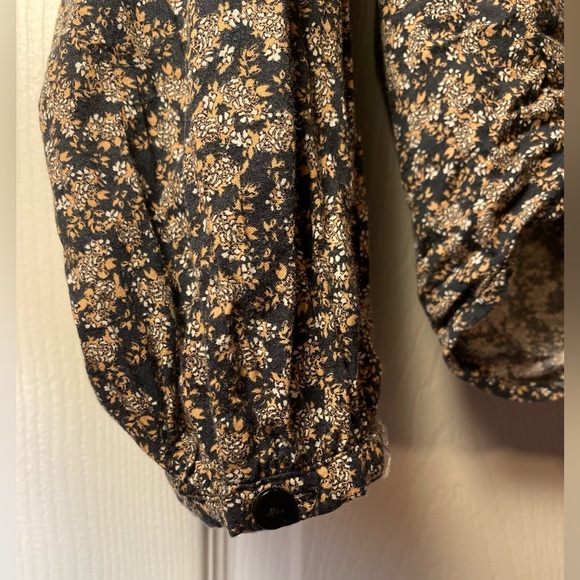 Universal Thread flower pattern top - Picture 4 of 7